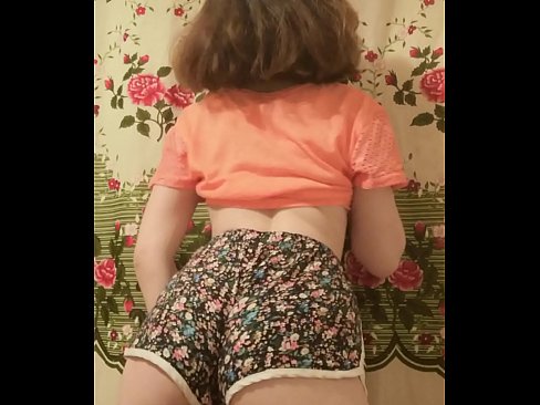 ❤️ Tânără sexy care se dezbracă de pantaloni scurți în fața camerei de filmat ❤️❌  at us ❤