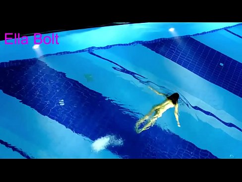 ❤️ Nu mă pot opri din privit, tânără blondă surprinsă înotând goală în piscina stațiunii ELLA BOLT ❤️❌  at us ❤